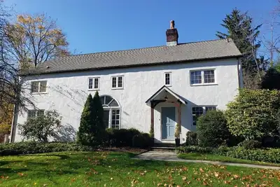 Image de Charming, light filled home with privacy, character and style.