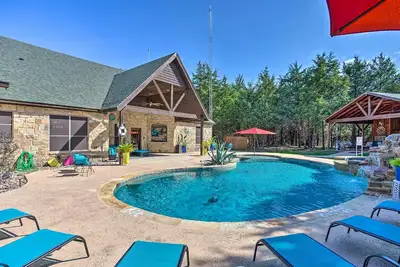 Image de 14-Acre Terrell Ranch Escape w\/ Pool & Fire Pit!