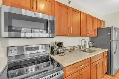 Image de Block to Beach! Recreation Deck View Deluxe Condo, Free parking & Wifi