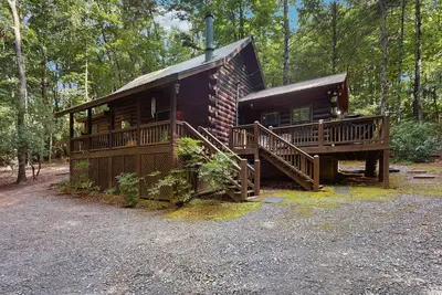Image de Classic Cabin with Modern Touches, Wraparound Deck, Fireplace, and Free WiFi