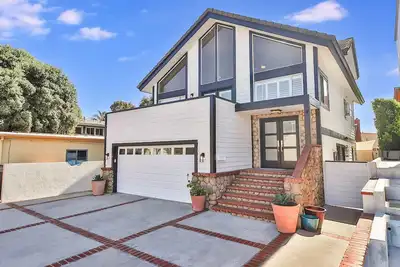 Image de Beach Just Steps Away, Ocean Views, Spa, & Dog Friendly! Pierpont Ventura