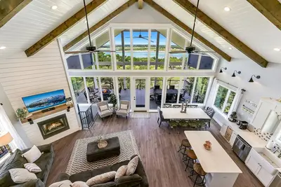 Image de Waterfront Lake House ~ Rent our boat at the marina!