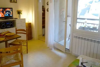 Image de Studio Calme avec Balcon Plein Sud, Parking Privé, Proche Thermes et Centre-ville