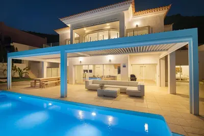 Image de Villa prestigieuse de haut niveau avec piscine et vues spectaculaires sur la mer