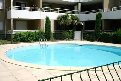 Image de Beau T2 avec piscine-proche cité et transports