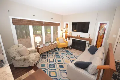 Image de Glen Arbor condo in the woods w/ screened porch, A/C, washer/dryer