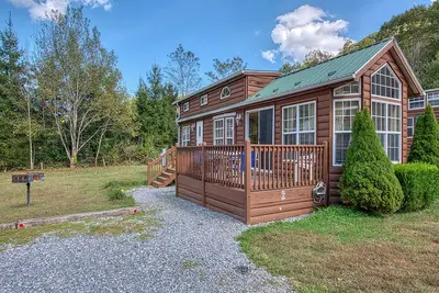 Image de Bear's Den-Cabane-Famille-Salle de bain privée séparée-Vue sur Montagne
