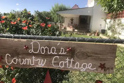 Image de Dora's Country Cottage-Maison-Salle de bain privée séparée-Vue sur Montagne