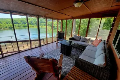 Image de The Rainbow - Cabin 2 -Amazing White River frontage views!