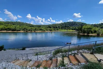 Image de The Brown - Cabin 1 - Amazing White River frontage views!