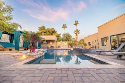 Image de Luxury 7br 6. 5ba HĂłzhĂł Home on Cactus Ave