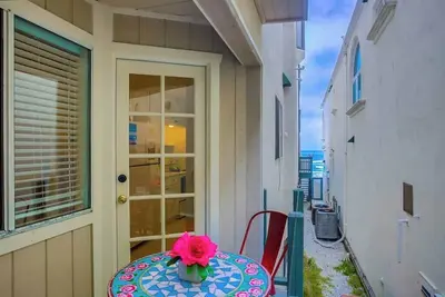 Image de Oceanfront Condo • Walk to Pier