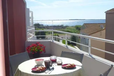 Appartement ensoleillé avec vue sur l'Etang de Thau (5 km de la mer)
