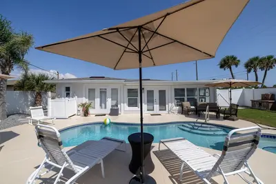 Image de Beautiful Heated Pool Home, Steps to the beach, Restaurants, and Tiki bar