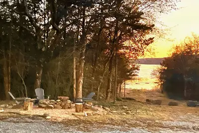 Image de Amazing Lake Front Property! ! ! 3 Br cabin on 30 serene acres on Lake Tenkiller