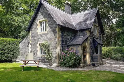 Image de Grade Ii listed property with enclosed gardens, set close to the town of Llangollen.
