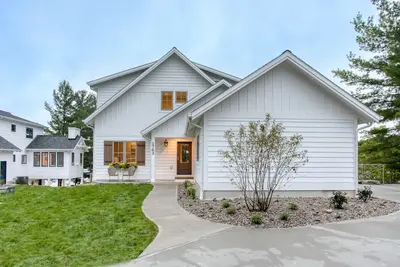 Image de Traverse City Lakemore Resort, New Luxury Lakefront Home on Arbutus Lake