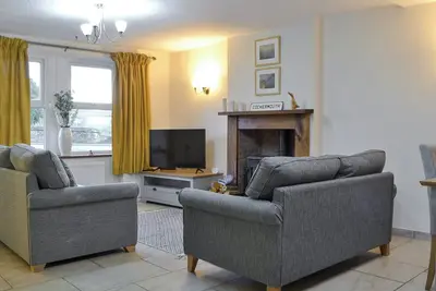 Spacious terraced cottage within walking distance of the town centre.