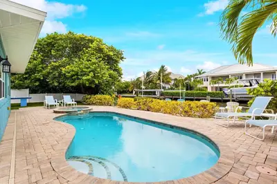Image de Lazy Lagoon: On Canal, Pool, Boat Dock, 2 blocks to Beach by Anna Maria Life Vacation Rentals