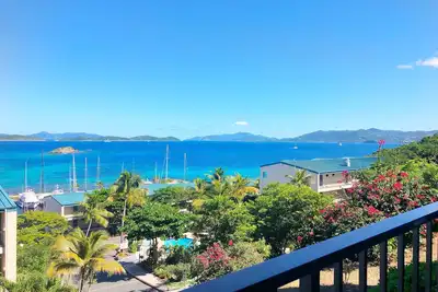 Image de Walking distance to the Gorgeous Sapphire Beach!
