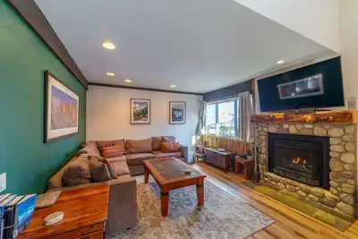 Image de 1+Loft with Mtn Views on Ski Back Trail at Canyon Lodge, Wifi & Garage!