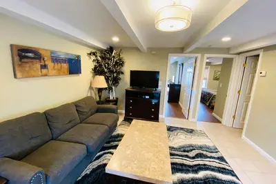 Image de Vrbo Premier Host Listing - 2 Br Beach Suite - Two Pools. Full Kit & Liv Rm\n