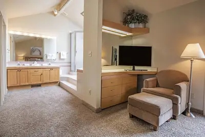 Image de Updated Eagle Crest Resort Golf-Course Townhome has Resort Access, Views!