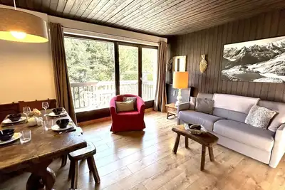 Appartement cosy 2 pièces avec balcon, proche centre et télécabine, piscine et tennis en été