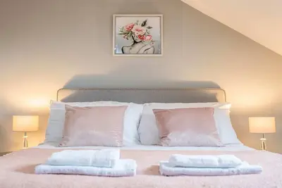 Image de Queens townhouse - 3 Bedrooms - Private Parking