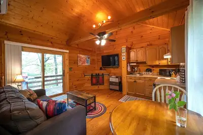 Image de A'Corny Cabin - Exceptional 1br/1Bath Cabin w/jacuzzi tub, Roku Tv, Gas Grill