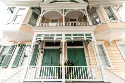 Image de Pet-Friendly Victorian Home on Warren Square w/ Parking by Lucky Savannah