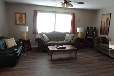 Image de Quiet Location - 2 Bedroom- Pet Friendly- Remodeled Beauty