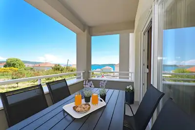 Sinisa apt, beach 100 m, all rooms A/C, Seget Donji