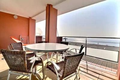 Image de Appartement spacieux avec vue panoramique sur la mer et la plage. (Réf 330490)
