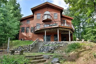 Image de Custom Built Luxury Home On Big Round Lake With Game Room and Open Floor Plan