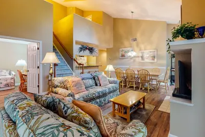Image de Sea Colony Tennis 2nd-floor condo with tennis/basketball, 3-season room, & Ac