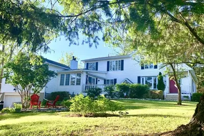 Image de Farmhouse on Alpaca Farm (located along the Canandaigua Wine Trail)