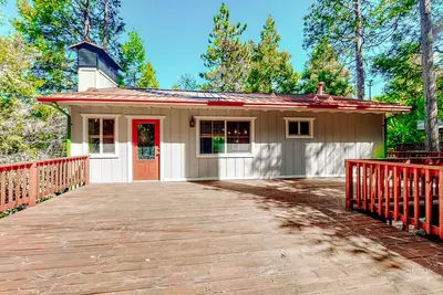 Image de Stunning cabin near Lake Gregory with mountain views - fireplace, deck & W\/D