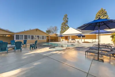Image de Incredible Sebastopol Estate Surrounded by Vineyards