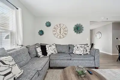 Image de Updated Lansing Home | 4br w Basement Theater Room
