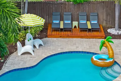 Image de Private Heated Pool, Outdoor Movie Theater, Gym & Sauna | Near to Wilton Drive