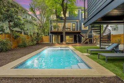 Image de Ut Football Fave - Luxury Historic Home, Pool!