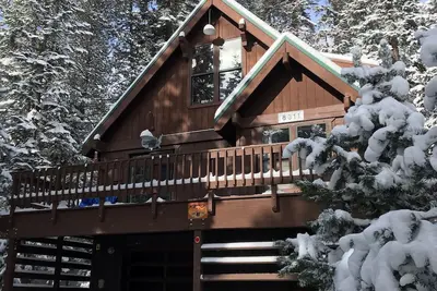 Image de The Snowed Inn at Serene Lakes. Upscale with Hot Tub and Garage Parking!