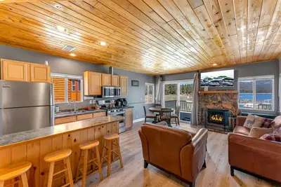 Image de Lakefront Oasis - Lakefront, Walk to Village, Deck, Barbecue, Lake View