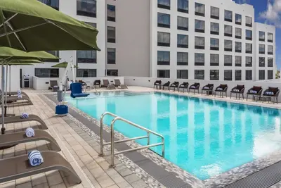 Image de Free Airport Shuttle w/ 2 Gorgeous Accommodations | Outdoor Pool + Free Parking