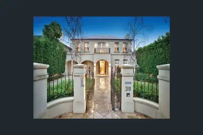 Image de Beachside Family Home in Melbourne's Bayside Brighton.