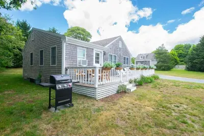 Image de Wrap-Around Porch Mins. to Beach!