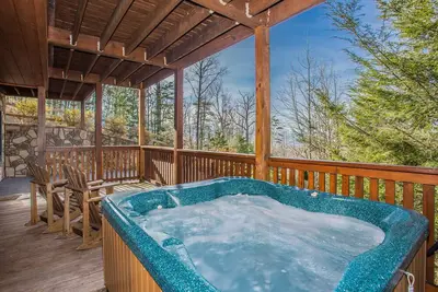 Image de Smoky Top Lodge: Gatlinburg Luxury, Resort Pool access, Hot Tub, Games, near Attractions!