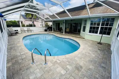 Image de Beautiful 3-2 Waterfront Home Solar Pool