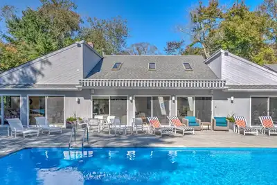 Image de Escape and enjoy a peaceful vacation at this Southampton Estate with Pool. . .